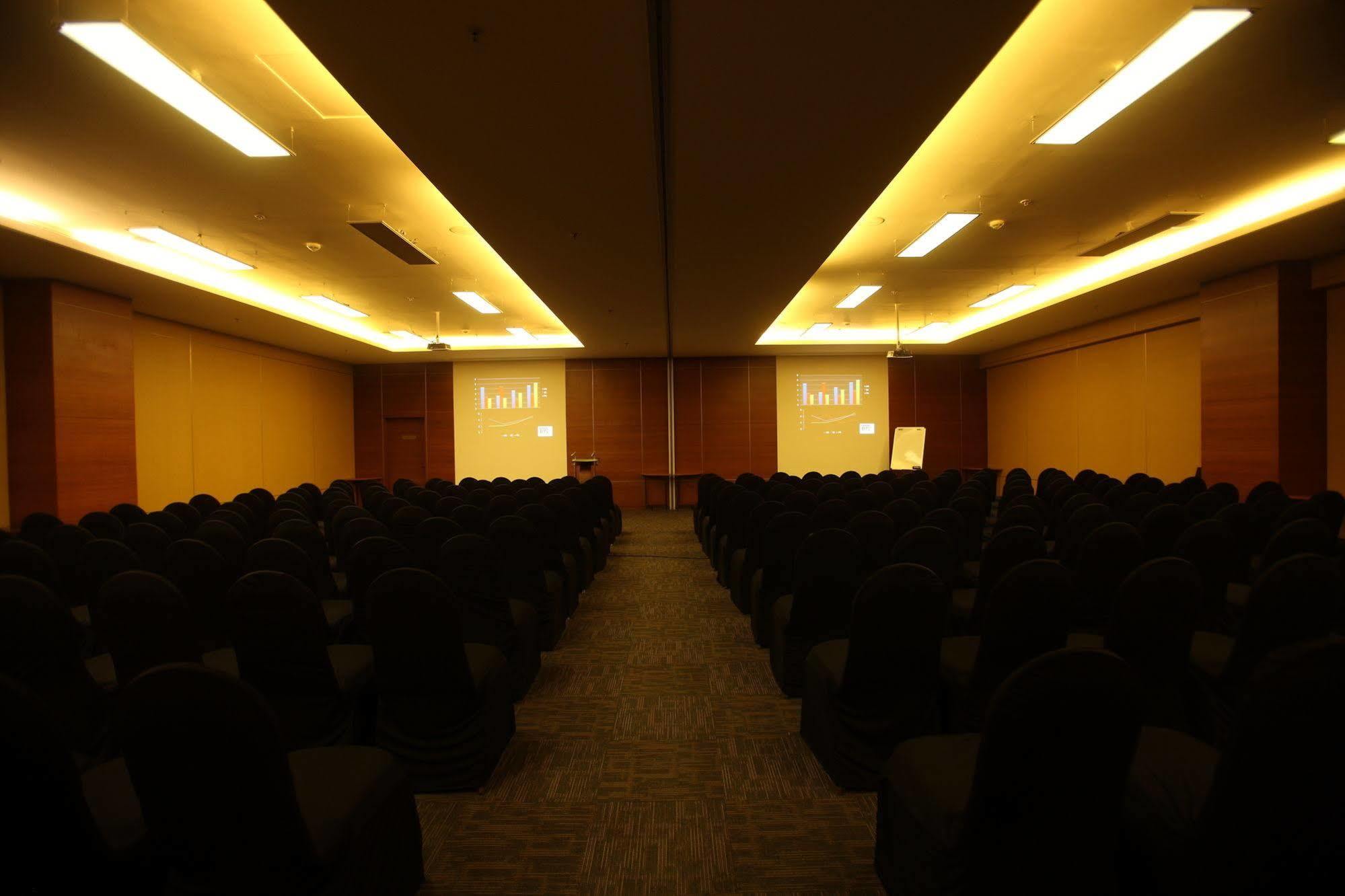 Keys Prima By Lemon Tree Hotels, Pimpri, Pune Luaran gambar